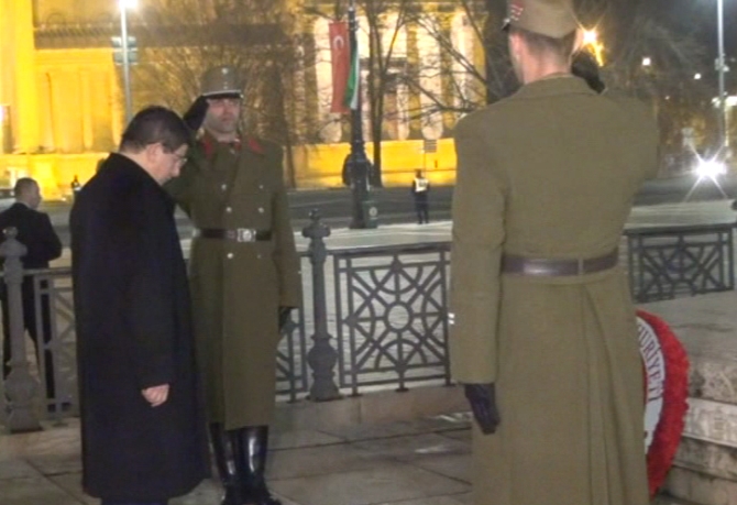 Başbakan'dan, Meçhul Asker Anıtı’na çelenk
