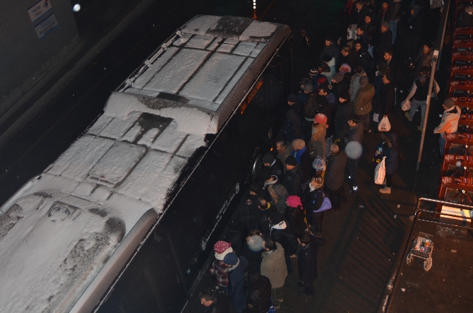 İstanbul’da 'kar'lı mesai sonrası metrobüse hucum!