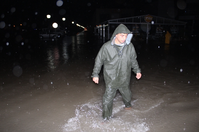 İzmir’de sel fena vurdu