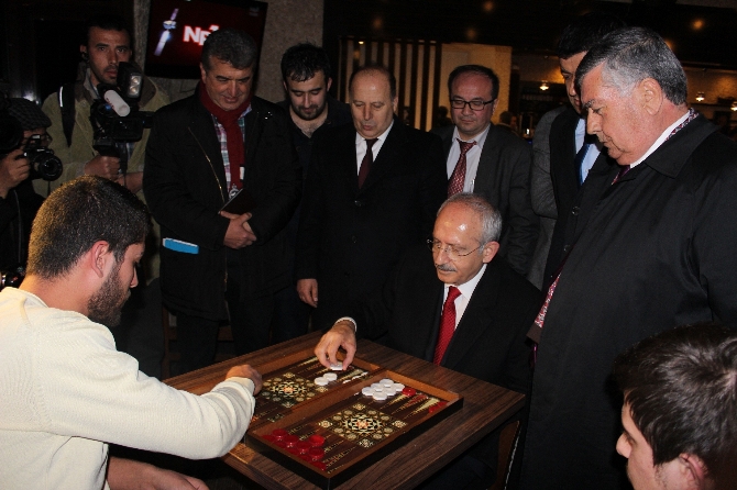 Kılıçdaroğlu, Denizli'ye 'Çat kapı' yaptı; kafeleri dolaşıp masaları gezdi ve bir genci tavlada ezdi