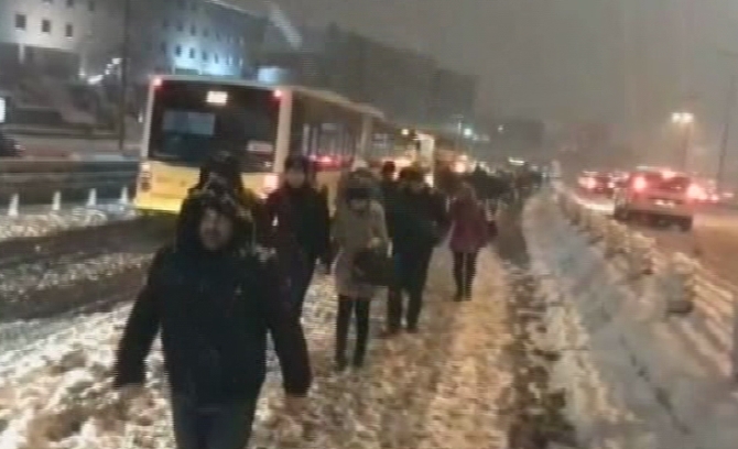 Sefaköy’de metrobüsler rampada kaldı