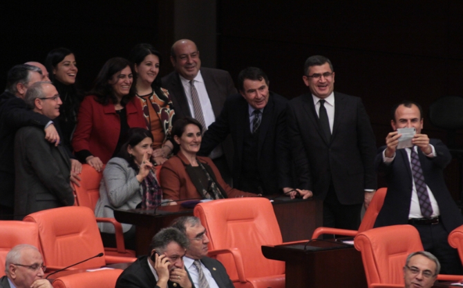 HDP'lilerin Meclis’te ’’iç güvenlik’’ selfiesi