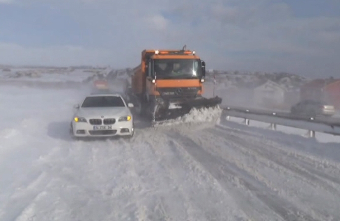 Sürücüler, buzlanan yollarda zor anlar yaşadı