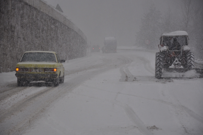 Kar ve tipi Bursa-Ankara yolunu ulaşıma kapadı