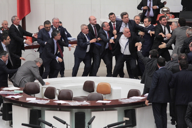 Meclis’te Vekil, Vekil'i tekmeledi, 1'i de merdivenlerden düştü