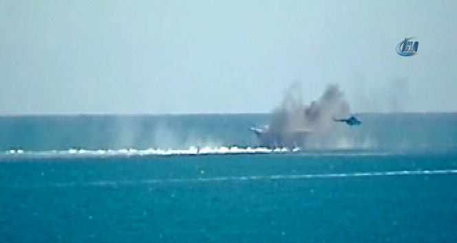 İran, ABD maket uçak gemisini batırdı!