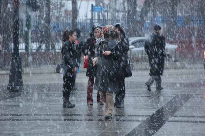 Erzurum'da ani bastıran kar ve tipi trafiği felç etti