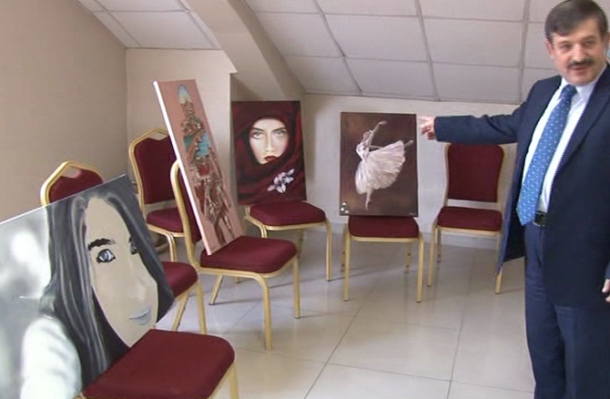 Erkek ressamlar kadına yönelik şiddeti resmetti