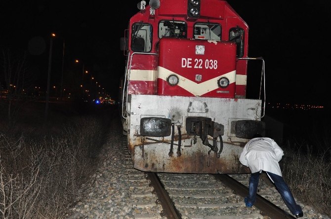 Tren, hemzemin geçitte motosiklete çarptı: 2 ölü
