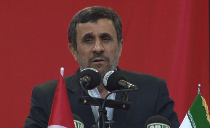 Ahmedinejad Türkçe şiir okudu; alkış yağmuruna tutuldu