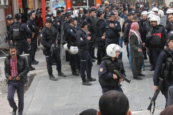Siirt’te DBP yürüyüşünde gerginlik: 7 polis yaralandı