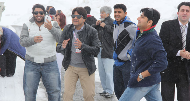 Arap turistlerin kar sevinci