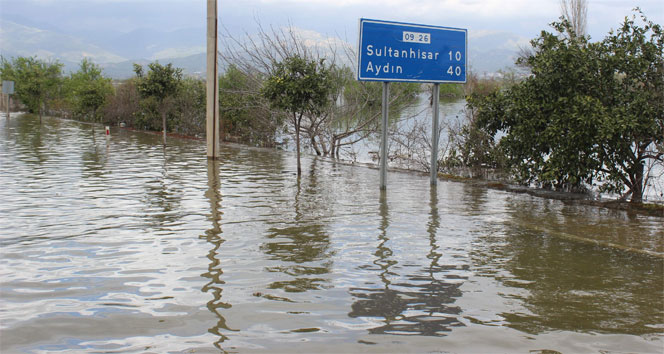 Aydın'da baraj kapakları açılınca yollar göle döndü