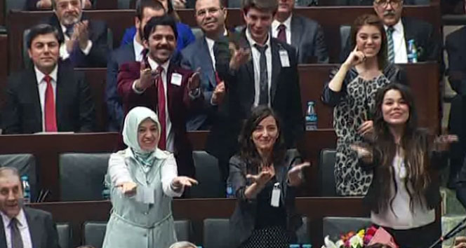 Başbakan Davutoğlu'na işaret diliyle tezahürat