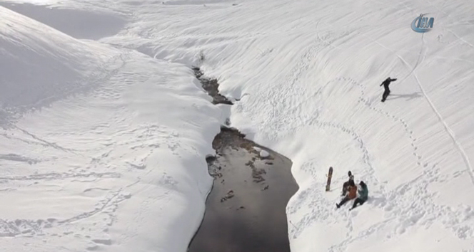 Çılgın snowboardçular Uludağ'da nefes kesti