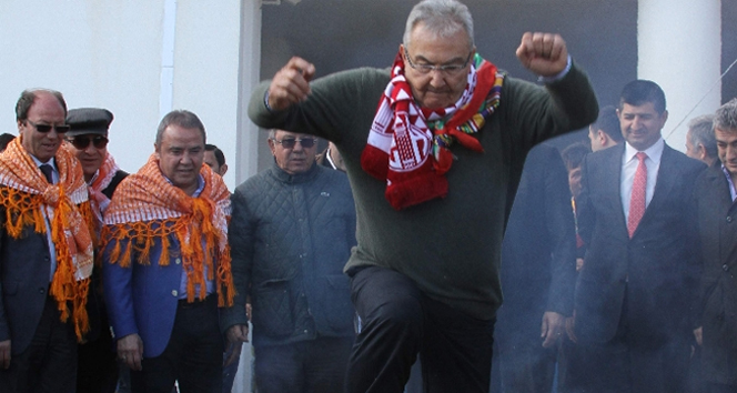 Deniz Baykal Nevruz ateşinin üzerinden atladı