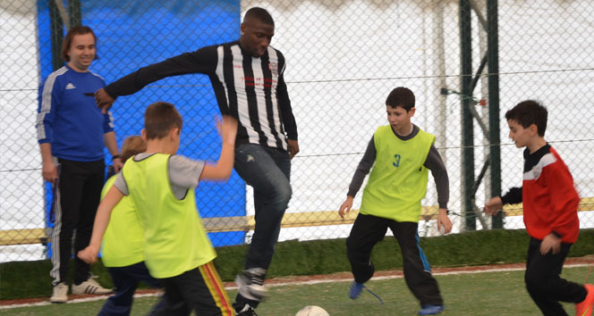 Fransız futbolcu Moussi Soma’da çocuklarla futbol oynadı