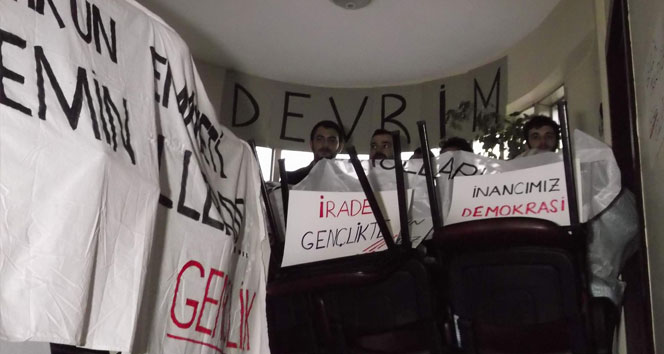 Gençleri, CHP il başkanlığını işgal etti 17 istifa geldi