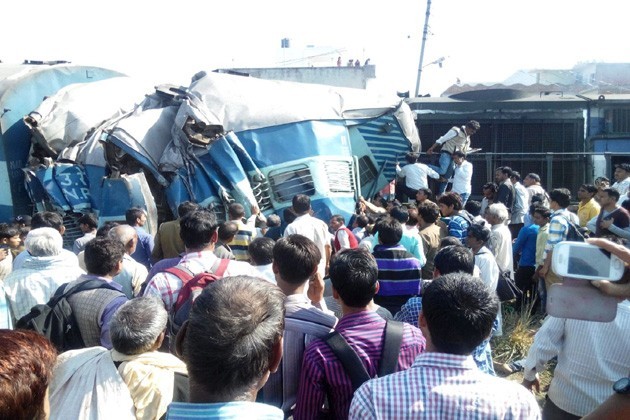 Hindistan’da tren raydan çıktı: 15 ölü 150 yaralı
