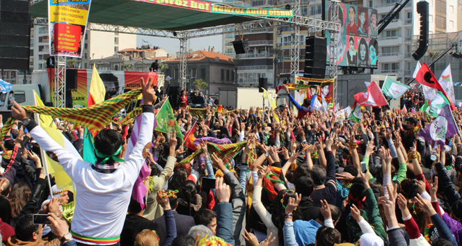 İzmir'de 30 bin kişilik nevruz kutlaması