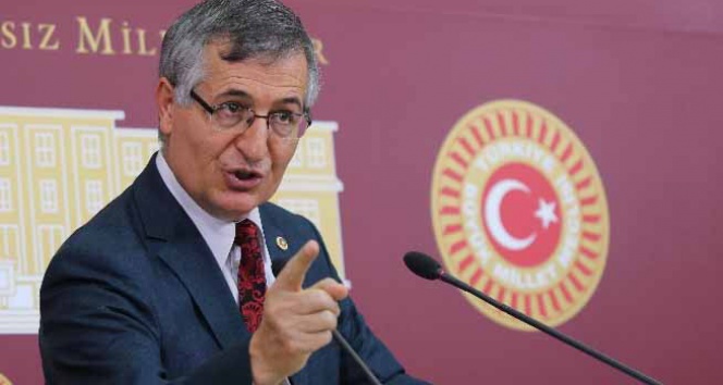 Yeni&ccedil;eri, 'Paket'i &rsquo;&Ccedil;elik korse&rsquo;ye benzetti