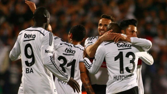 Süper Lig'de Kartal, son saniye golüyle yeniden zirveye kondu