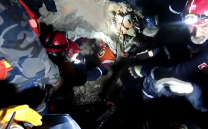 Türk ekibin depremzedeyi kurtarma çalışması kameraya yansıdı