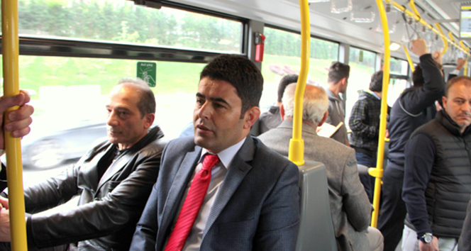 AK Parti Milletvekili adayı Osman Boyraz kıtaları metrobüsle aştı