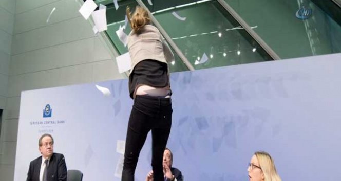 Avrupa Merkez Bankası Başkanı Draghi'ye konfetili saldırı