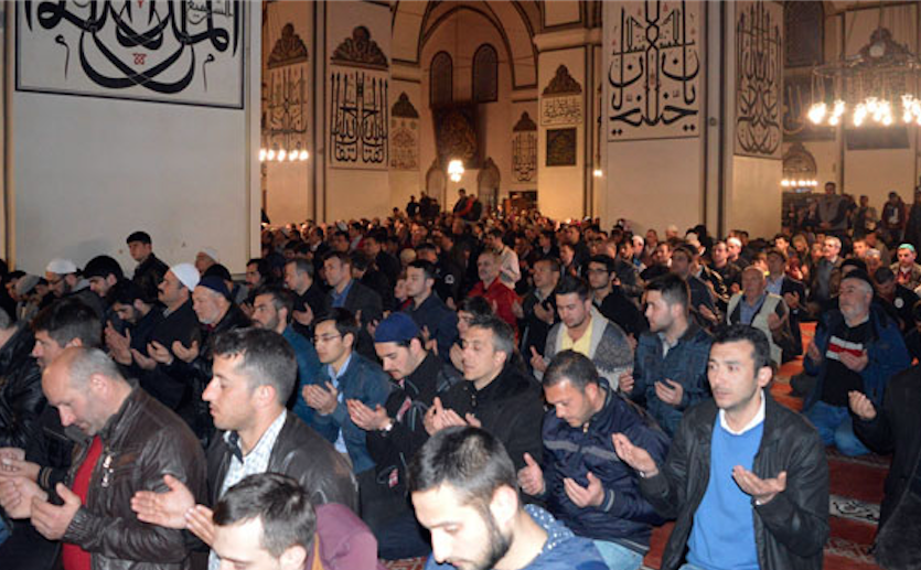 Regaib Gecesi vatandaşlar camilere akın etti