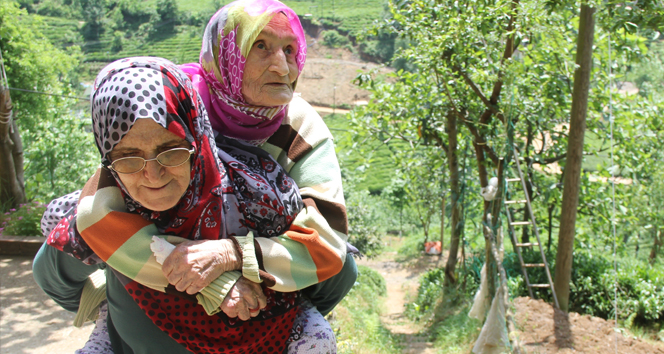 104 yaşındaki kaynanasını sırtında taşıyor!