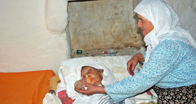 112 yaşındaki Huriye nineyi, gelini biberonla besliyor