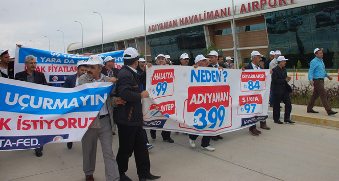 Adıyaman havaalanında 'pahalı uçak bileti' protestosu