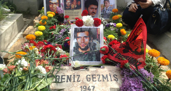Deniz Gezmiş ve arkadaşları mezarları başında Katil Stalin ve Karl Marx resimleriyle anıldı