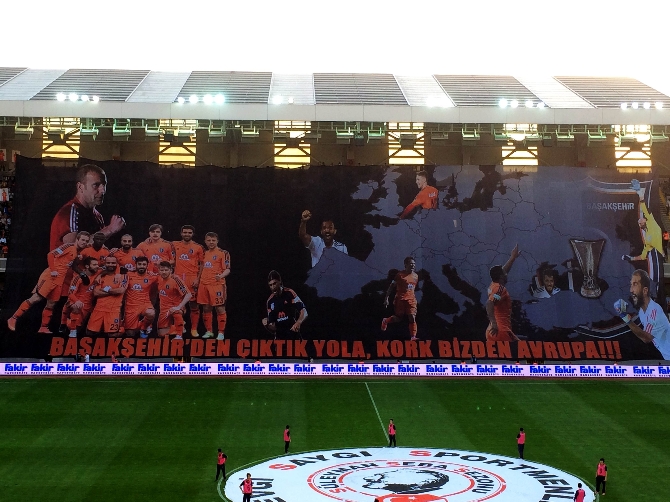 Başakşehir'de Fenerbahçe maçı için dev pankart