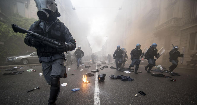 Gaz maskeli, poşulu, molotoflu göstericiler Milano'yu alevler içinde bıraktı