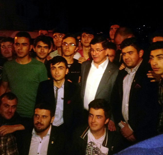 Gençlerle poz verdi, Abdullah Gül’ün babasını ziyaret etti