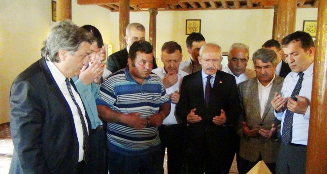 Kılıçdaroğlu türbede ’CHP iktidarı’ için dua etti