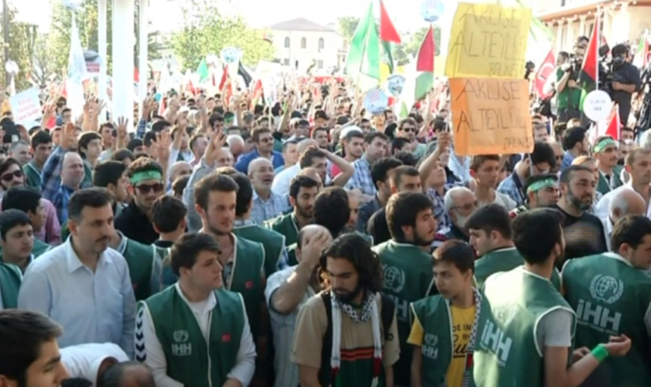 Binlerce kişi Gazi Gemi "Mavi Marmara" ve şehitleri için yürüdü