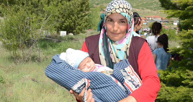 Yağmur duasına 32 günlük bebeğiyle katıldı