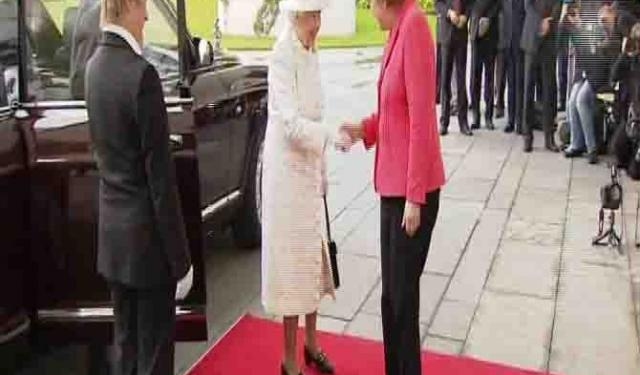 Kraliçe Elizabeth, Almanya Başbakanı Merkel ile görüştü