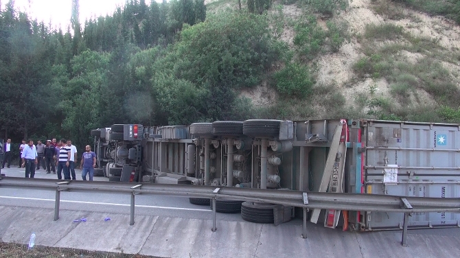 TIR devrilip barikat oldu, İstanbul yönünde trafik 2 saat kilitlendi