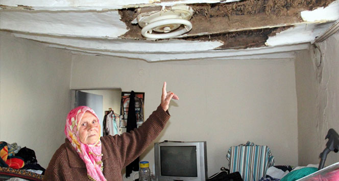 Böbrek hastası yaşlı kadının çatısı çöken evde hayat mücadelesi