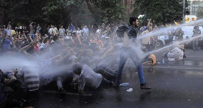 Ermenis'tan karıştı, polis yüzlerce kişiye müdahale etti