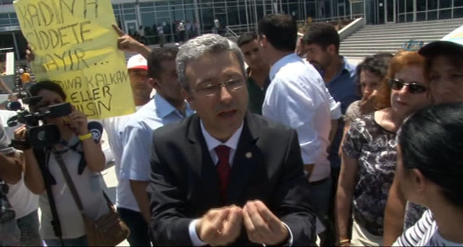 Özgecan davasında sanık avukatı protesto edildi