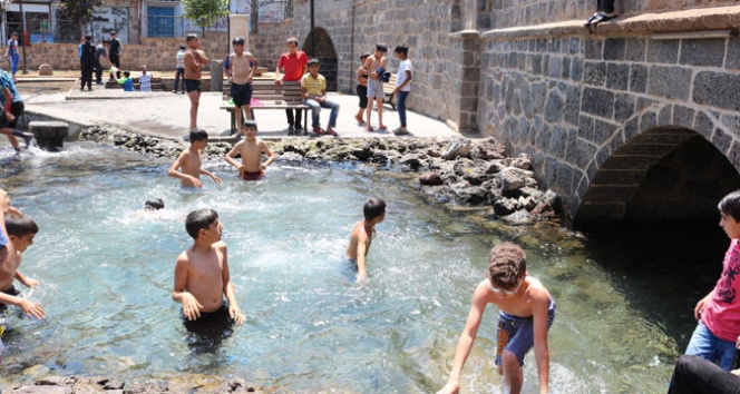 Sıcaktan bunalan çocuklar kendini süs havuzlarına attı