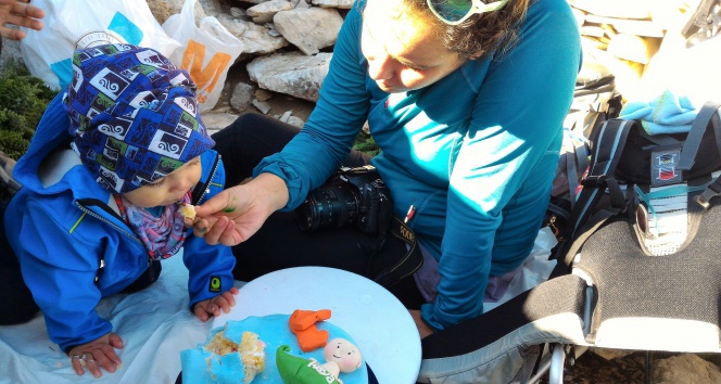 1 yaşındaki dağcıya 2500 metrede doğum günü