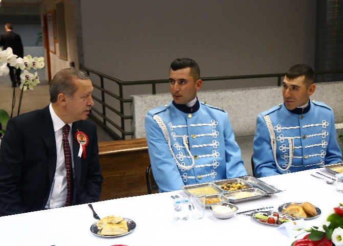 Erdoğan, devir teslim töreninden sonra Alay'ın iftarında