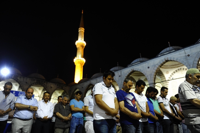 Kadir Gecesi, Sultanahmet Camii dolup dolup taştı