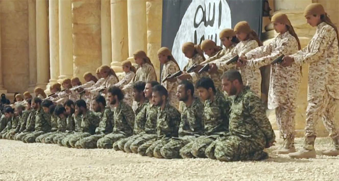 IŞİD 25 Suriye askerini infaz etti, tiyatro gibi izlettirdi